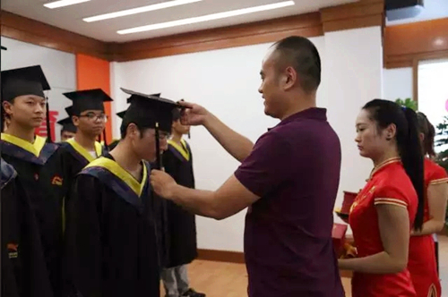 学厨师去哪个学校最好？