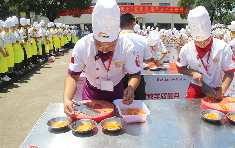 厨师帽为什么很高？