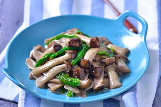 上海新东方烹饪——家常菜炒菇做法