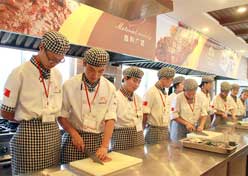 西点蛋糕培训去哪里_学西点是当学徒好还是学校学好