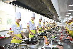 学厨师究竟是去酒店还是到专业的烹饪学校呢?