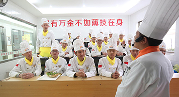 初中生年龄小适合学技术吗？