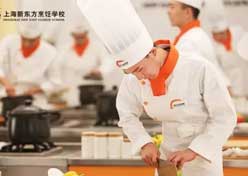 如何在炒肉的过程中如果操作不粘锅？