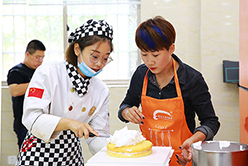 想学烘焙去学校好呢还是去实体店？