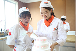 女生学西点学费要多少钱？