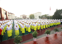 学厨师是去学校好还是去当学徒比较好？
