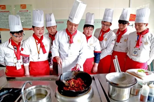 学厨师一个月需要多少钱_新东方烹饪学校短期班学费？