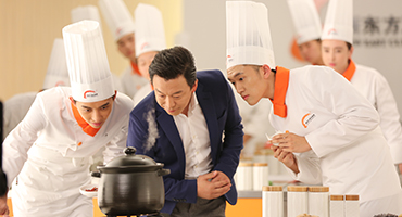连明星都抵挡不了美食的诱惑 厨师越来越吃香