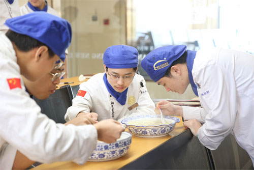 上海学厨师去新东方烹饪学校好吗？