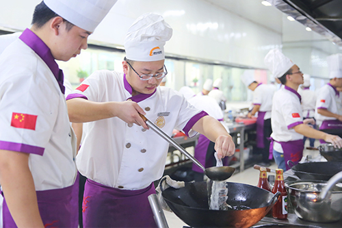 在学校学厨师要用到很多食材吗