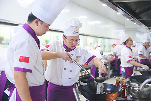 2020年学什么好？去厨师学校学厨师有用吗？