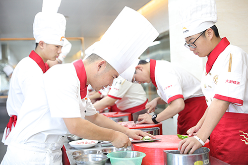 学厨师需要多久？短时间可以学成厨师吗？