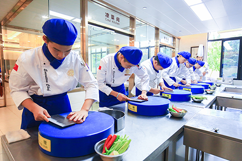 在上海新东方烹饪学校学厨师靠谱吗？