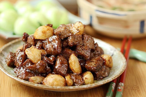 黑蒜子牛肉粒的做法——新东方烹饪学校