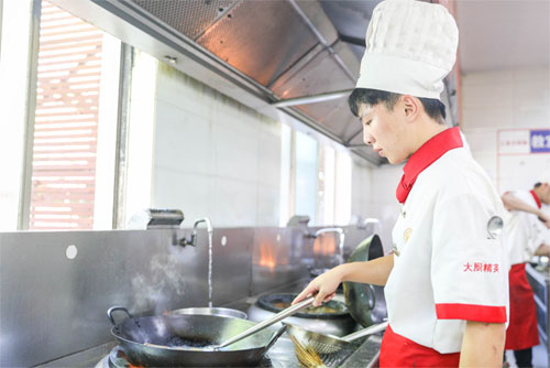 零基础去学厨师培训班一般需要多少钱