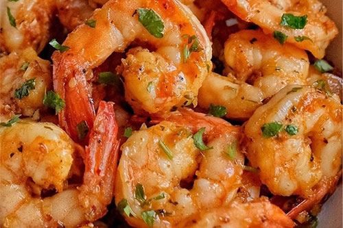 蒜香黄油虾仁的做法——新东方烹饪教育
