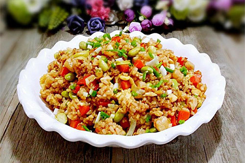 海鲜肉末鸡蛋炒饭的做法——新东方烹饪教育