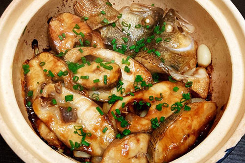 砂锅焗鲈鱼的做法——新东方烹饪教育