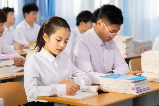 提前择校｜担心中考失手？建议你在中考前选好学校，双线作战！